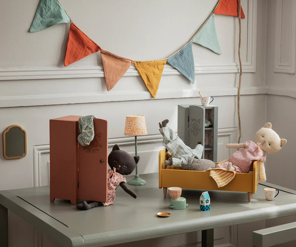 Maileg - Kast met planken - Miniatuur - Grijs.