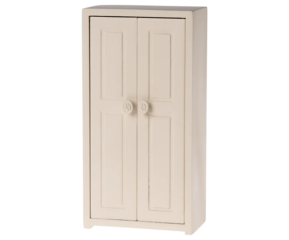 Maileg - Houten kast, klein, met hangers - Cream.