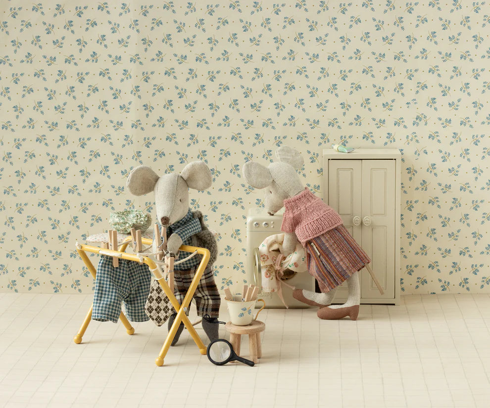 Maileg - Houten kast, klein, met hangers - Cream.