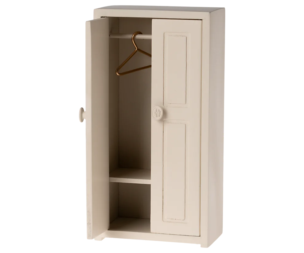Maileg - Houten kast, klein, met hangers - Cream.