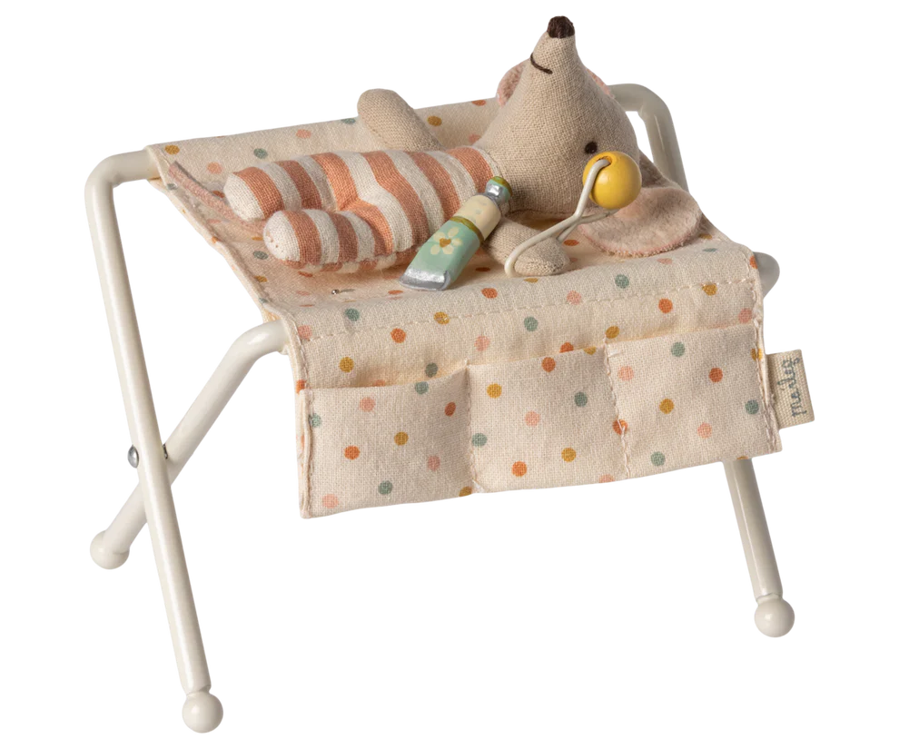Maileg - Verzorgingstafel baby muis, off white.