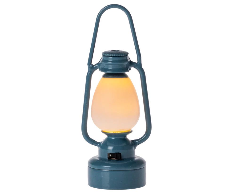 Maileg - Kampeerlamp, blauw of rood.