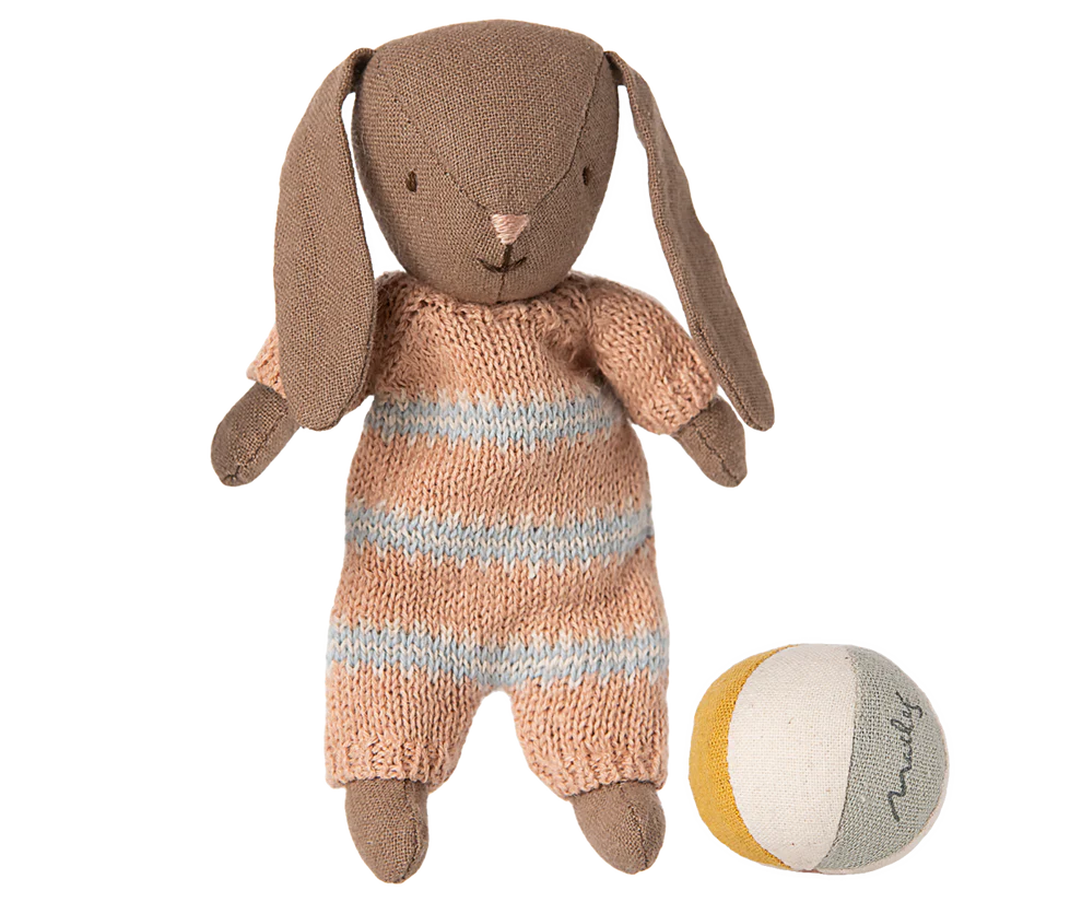 Maileg - Konijn met bal - Bruin / Dusty rose.