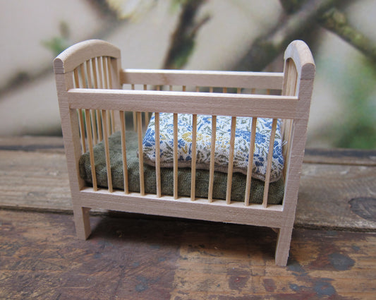 Snipsels - Houten kinderbedje.