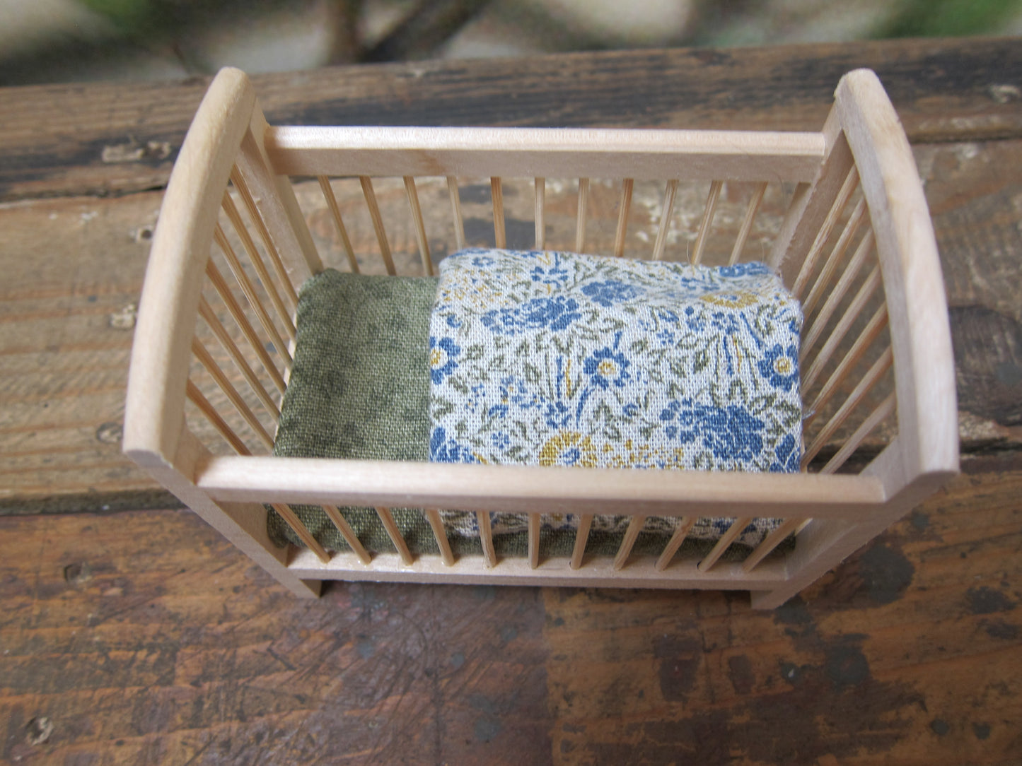 Snipsels - Houten kinderbedje.